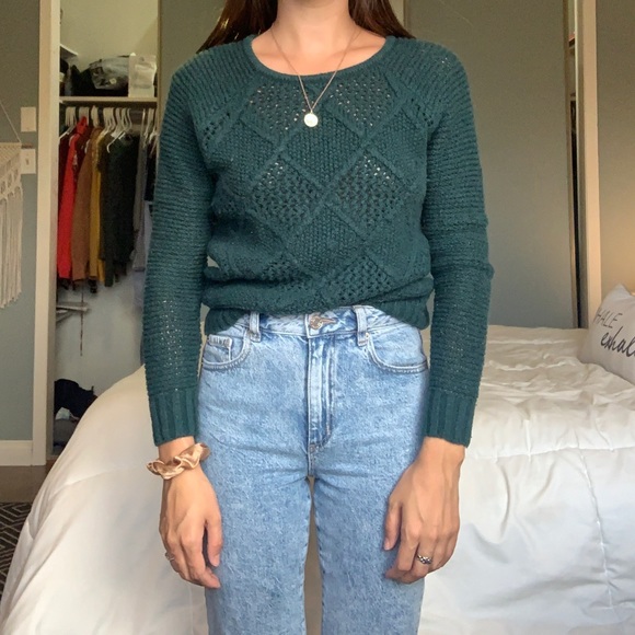 Selling sweater - Picture 2 of 2